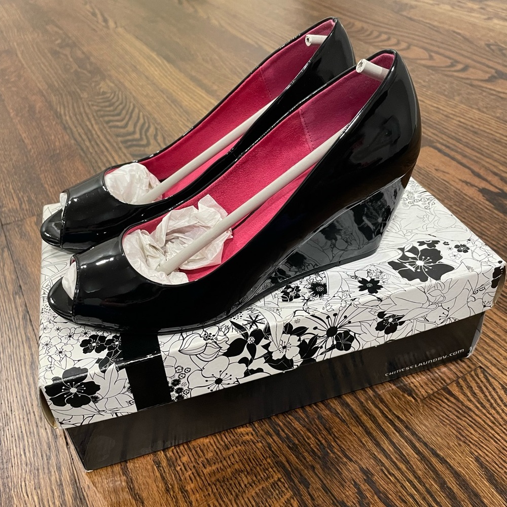 Black peep toe pumps CL by Laundry Size 8